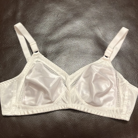 Playtex Intimates & Sleepwear Playtex Everyday Basics Selfadjusting